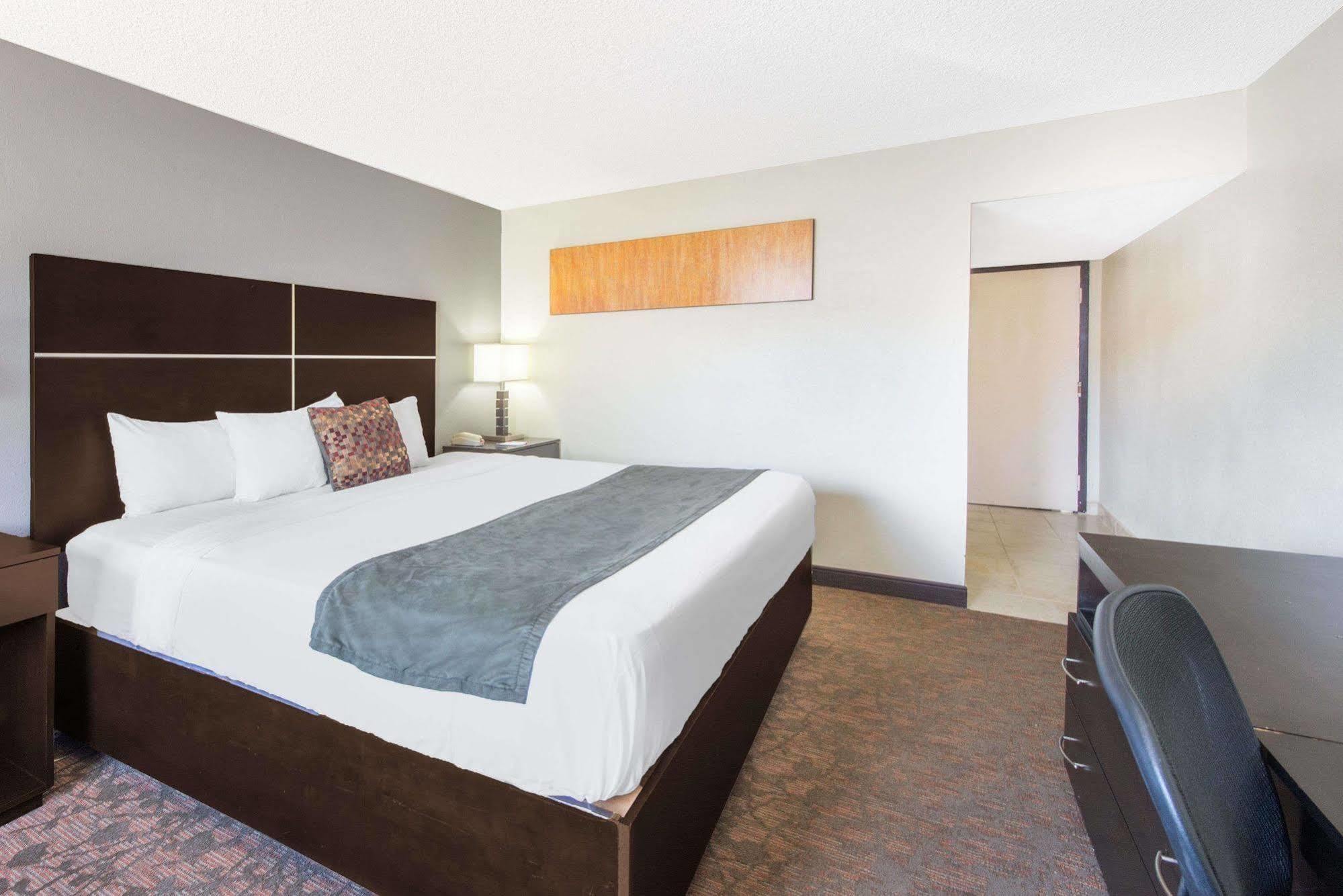 Ramada By Wyndham Albuquerque East Hotel Bagian luar foto